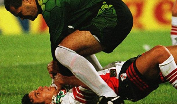 Chilavert, en su época de arquero, ahorcando a Gallardo, actual DT de River Chilavert, en su época de arquero, ahorcando a Gallardo, actual DT de River