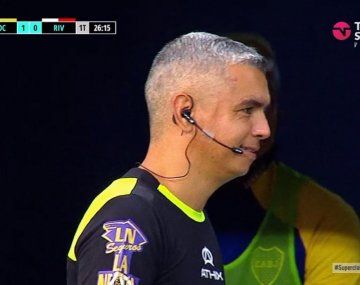 El polémico gesto del juez de línea después del gol de Tevez