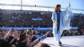 Cristina Kirchner sigue liderando las encuestas en la Provincia Cristina Kirchner sigue liderando las encuestas en la Provincia