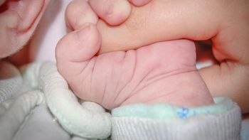 Dio a luz en su cuarto y asesinó a su bebe con la ayuda de la abuela Dio a luz en su cuarto y asesinó a su bebe con la ayuda de la abuela