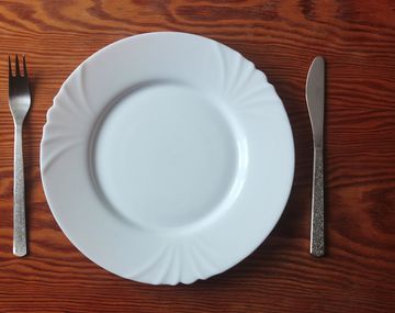 Probaron comer sólo la canasta básica pero debieron abandonar por las secuelas que les generó