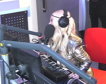 Una cantante que se animó a tocar el piano con sus lolas