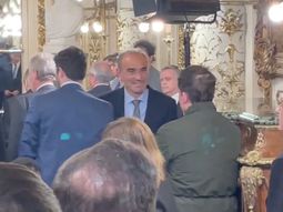 reaparecio lule: el particular saludo con santiago caputo reaparecio lule: el particular saludo con santiago caputo