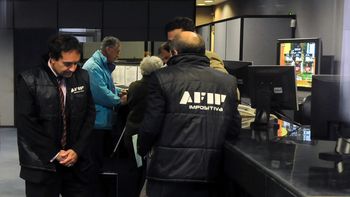 dolar ilegal: 29 allanamientos en cuevas de la city portena dolar ilegal: 29 allanamientos en cuevas de la city portena