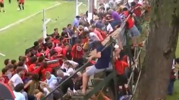 una tribuna se derrumbo en pleno partido de futbol