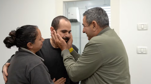 Así fue el rencuentro de Yarden Bibas con su papá y su hermana