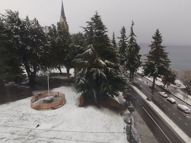 Una intensa nevada cubrió de blanco a Bariloche en pleno septiembre