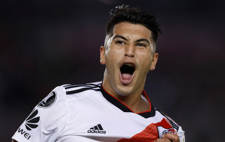 Exequiel Palacios ingresó a la tribuna con los Borrachos del Tablón