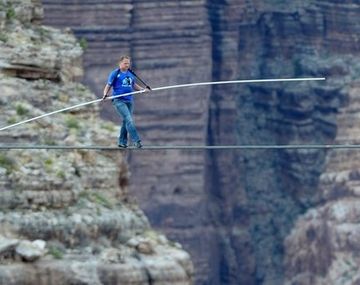 Un hombre atraviesa el Cañón del Colorado sobre un alambre