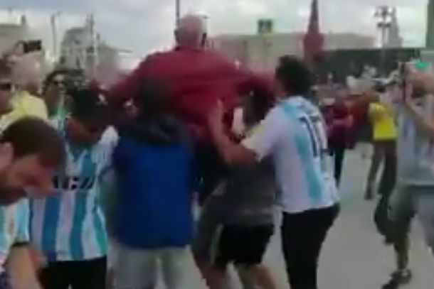 El rebusque de los hinchas argentinos en Rusia: el auténtico pogo