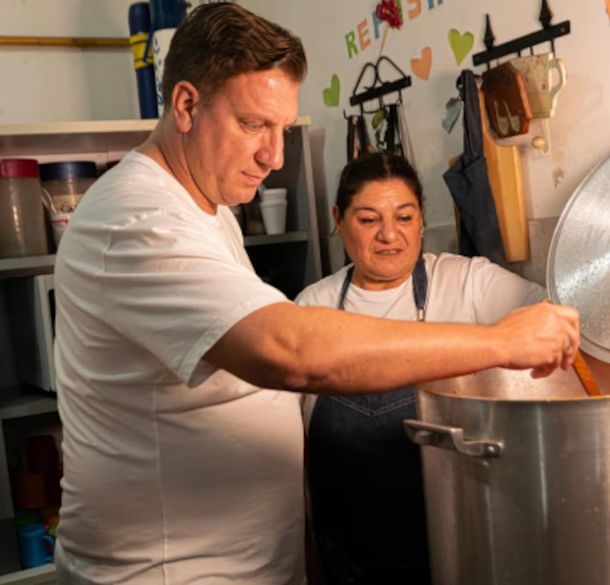 Giro en un conflicto legal de Maxi López: terminó cocinando para una acción solidaria