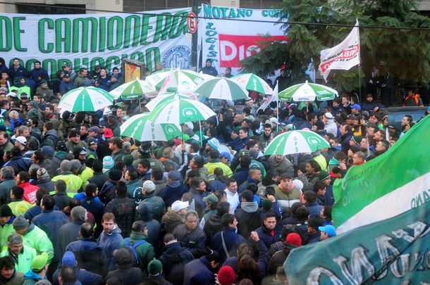 El gremio de Camioneros cerró un incremento salarial de 33%