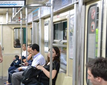 Policía de la Ciudad irrumpe en el subte A
