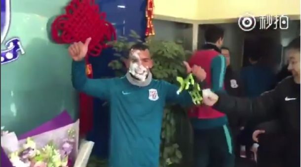 Carlos Tevez recibió un tortazo por su cumpleaños número 33