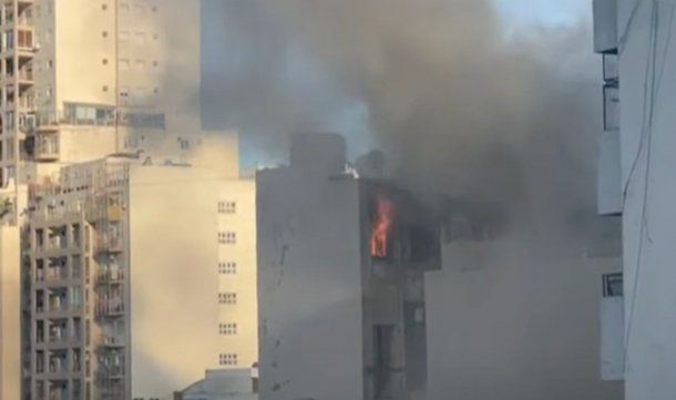 Feroz incendio en un edificio de Balvanera
