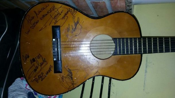 Agustín, el nene con autismo que necesita recuperar la guitarra que le robaron