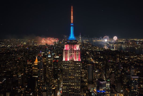 Qué decía la bandera colgada en el Empire State de Nueva York