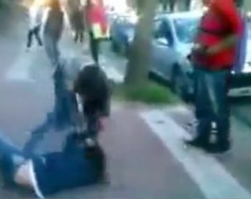 Filman una brutal agresión a una adolescente