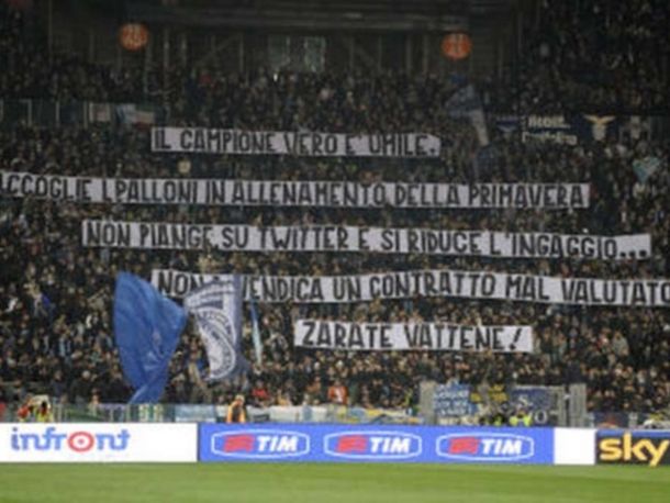 Los hinchas de la Lazio colgaron banderas contra Mauro Zárate