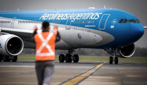 Aerolíneas Argentinas definió la suspensión del vuelo entre Montevideo y Mar del Plata.