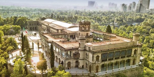 En el Castillo de Chapultepec se acuerda la creación de la Liga de Naciones Americanas en 1945.