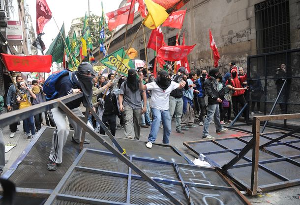 Tensión entre estudiantes y la policía en el rectorado de la UBA