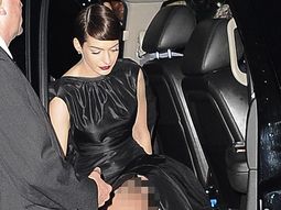 Anne Hathaway sorprendió con su look oscuro