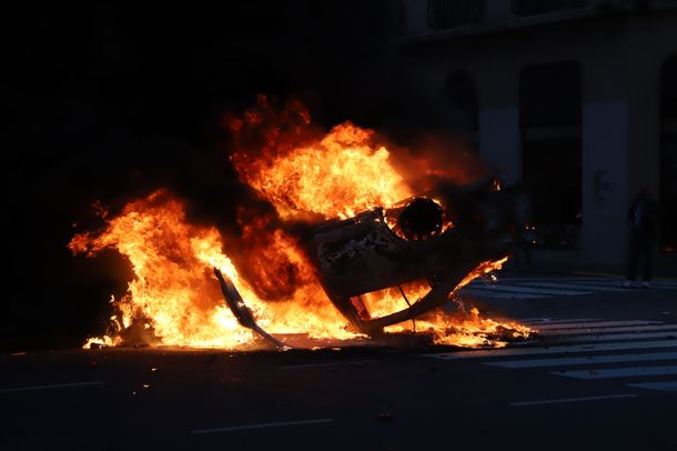 Incidentes en el Congreso: prendieron fuego un auto de la Policía de la Ciudad