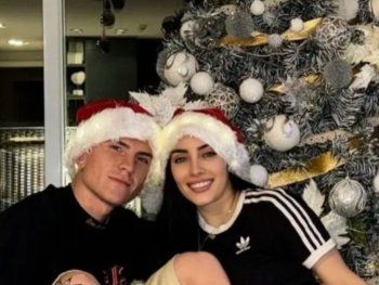 Barco sorprendió con su nuevo tatuaje, en una foto navideña con su novia