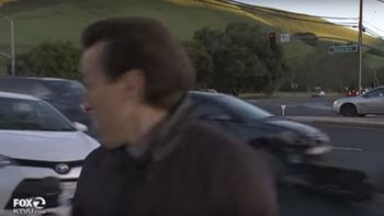 video: en vivo, un periodista se salvo de ser atropellado por un auto video: en vivo, un periodista se salvo de ser atropellado por un auto