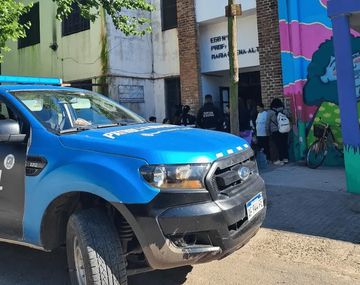 Padres atacaron a una directora de escuela en City Bell y la mandaron a una guardia