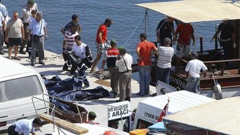 se hundio un barco con inmigrantes ilegales en turquia: 58 muertos
