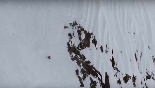 VIDEO: Esquiadora sale ilesa de una terrible caída en plena montaña