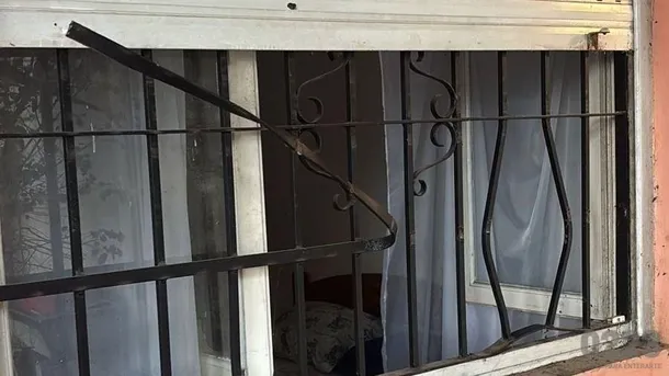 Así ingresaron los delincuentes a la vivienda donde se hospedaban. Así ingresaron los delincuentes a la vivienda donde se hospedaban.