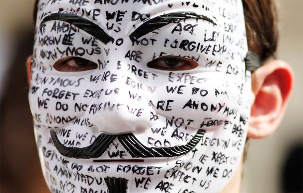 Anonymous atacó webs oficiales británicas en apoyo a Assange