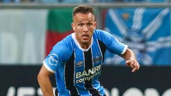 el nuevo refuerzo del barcelona: arthur, revelacion del futbol brasileno, esta a un paso el nuevo refuerzo del barcelona: arthur, revelacion del futbol brasileno, esta a un paso