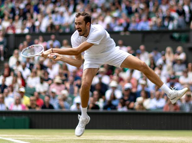 El exabrupto de Medvédev contra la jueza en el duelo ante Alcaraz en Wimbledon