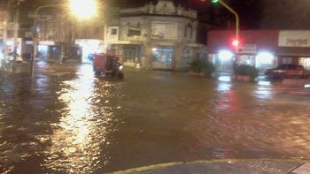 la capital de tucuman, bajo el agua por un intenso temporal