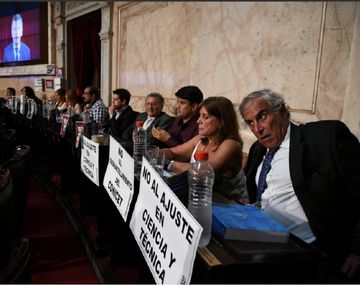 Los carteles con los que recibieron a Macri en el Congreso