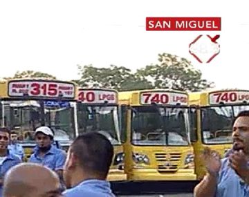 Paro en tres líneas de colectivos