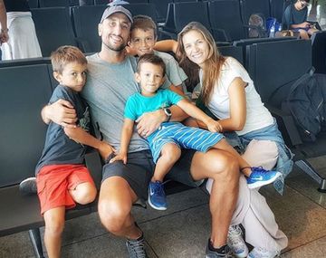 El bahiense junto a su mujer y sus tres hijos