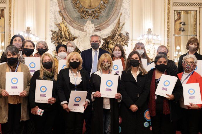Alberto Fernández recibió en Casa Rosada a las primeras jubiladas por tareas de cuidado