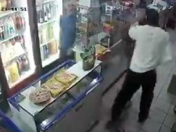 Video: entró a robar con un cuchillo a un supermercado y el dueño se le tiró encima