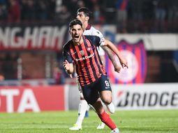 El delantero se llena la boca de gol El delantero se llena la boca de gol