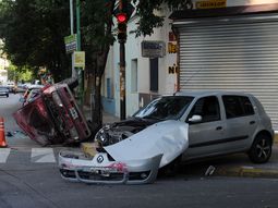 Choque y vuelco en Caballito deja a tres personas heridas