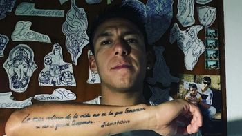 El mediocampista de Newells lució orgulloso su nuevo tatuaje
