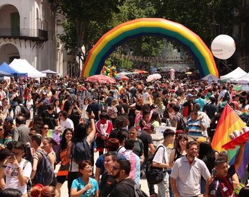 Una multitud en una nueva Marcha del Orgullo: Por un país sin violencia institucional ni religiosa