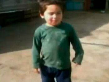 Buscan a un nene de 2 años: Jugaba con los amiguitos y desapareció
