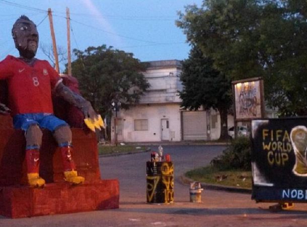 La respuesta de Arturo Vidal al muñeco de La Plata