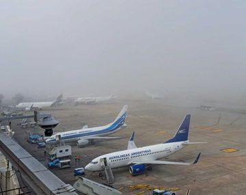 La densa niebla cubrió la Ciudad y demoró y canceló algunos vuelos.